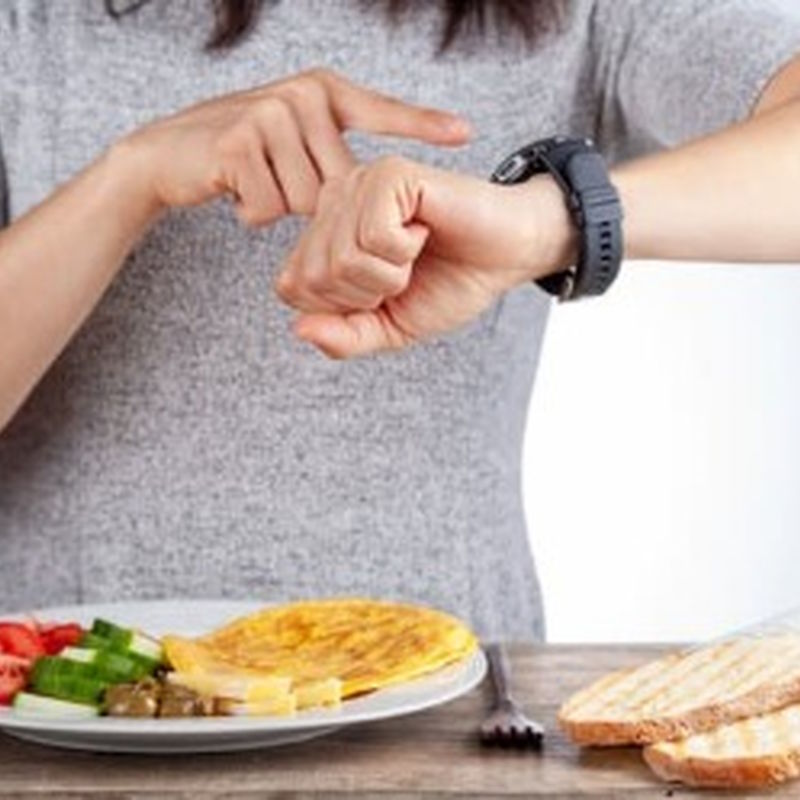 腸胃鏡（包括大腸鏡及胃鏡）是一種內窺鏡檢查，用於診斷及治療消化系統疾病。透過大腸鏡及胃鏡，醫生能直接觀察腸道及胃部內部，及早發現潛在問題，保障患者健康。以下將詳細介紹腸胃鏡檢查、事前準備及過程。