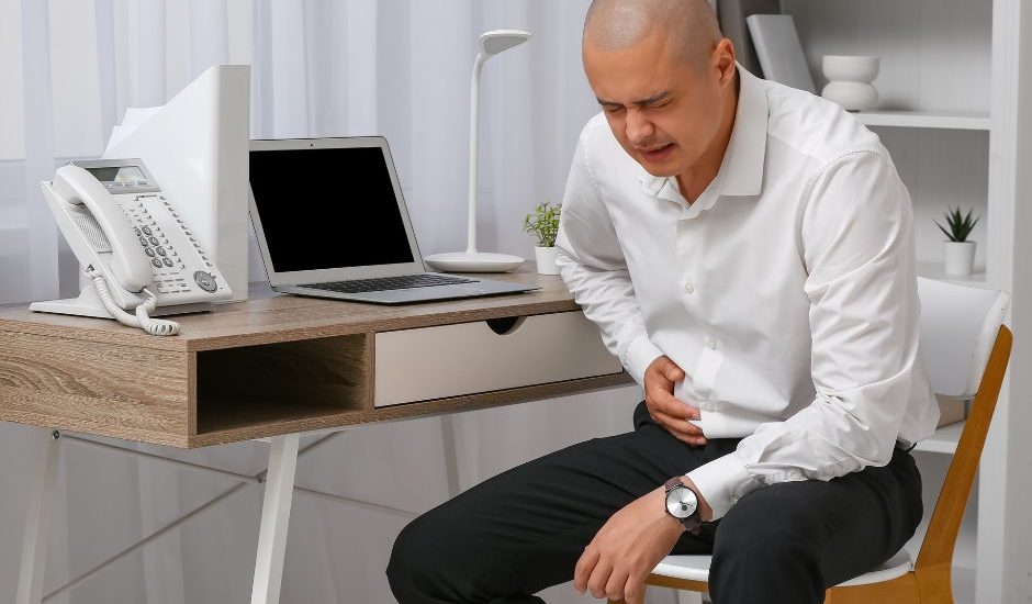 盲腸炎為何會由肚臍痛至右下腹？拆解闌尾炎的經典痛點轉移